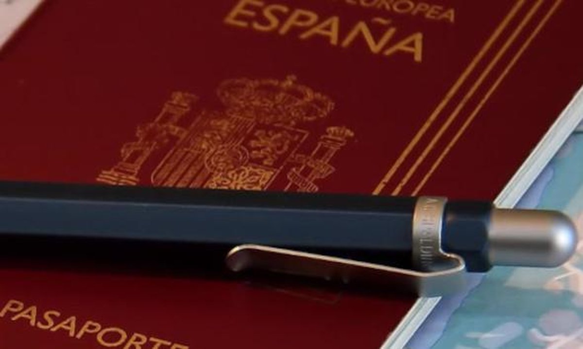 Stack of Spanish passport, DNI and paperwork representing Spanish citizenship application