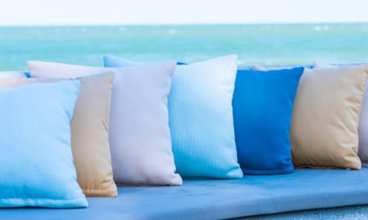 Split-view Spanish apartment interior: furnished living room versus empty unfurnished space