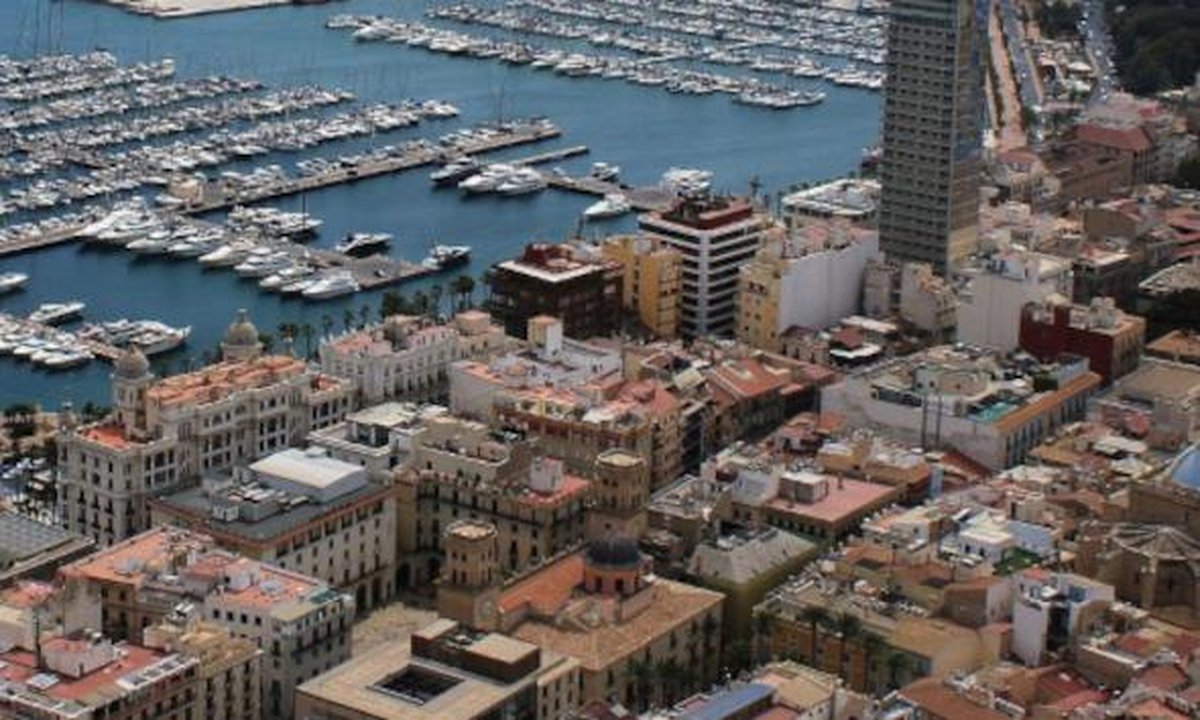 Alicante coastline with seasonal weather icons and monthly temperature chart