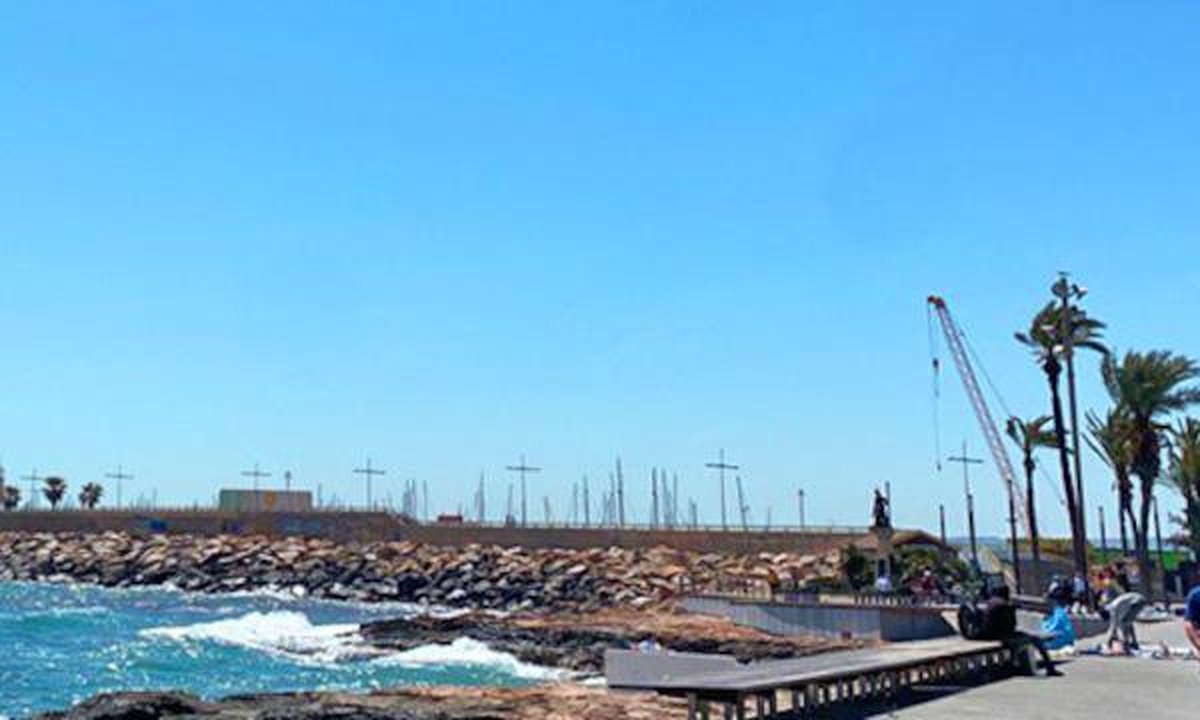 Torrevieja beachfront apartments and real estate market signs indicating stable prices