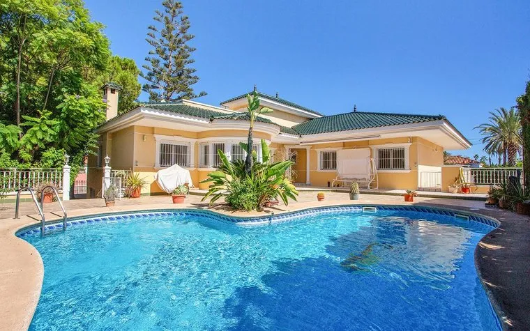 Buy an Villa in Torrevieja, Spain. Torreta florida area, 5 bedrooms, 563 m2