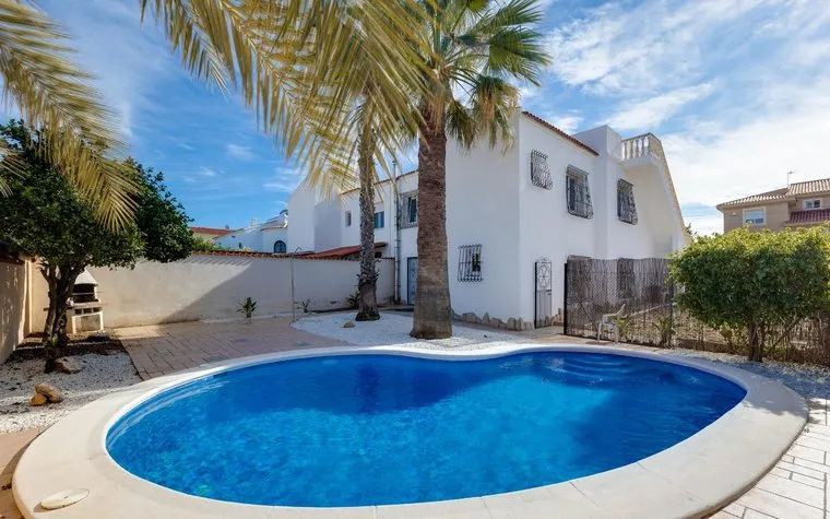 Buy real estate in Torrevieja, Spain. La Siesta - El Salado - Torreta area, 3 bedrooms, 229 m2