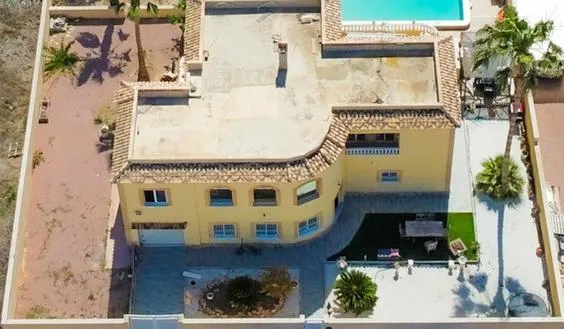 Torrevieja real estate, Villa for sale. Torreta florida area, 6 bedrooms, 267 m² - photo 1