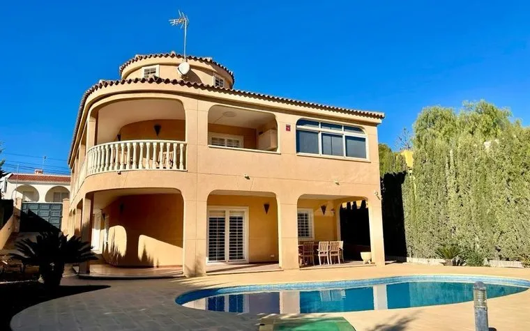 Buy an Villa in Torrevieja, Spain. Eliseos playa area, 4 bedrooms, 325 m²
