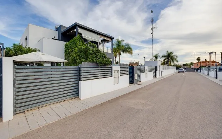 Town house for sale in Torrevieja, Spain. Los Frutales area, 3 bedrooms, 89 m²