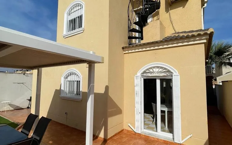 Real estate Torrevieja, House for sale. Aguas Nuevas area, 4 bedrooms, 120 m², 4 bedrooms, 120 m² — €399000