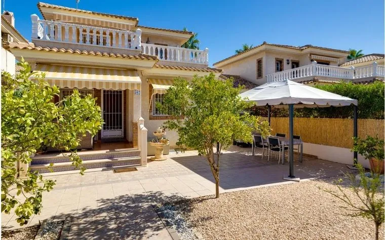 Bungalow in Orihuela Costa, Spain. Playa Flamenca area, 3 bedrooms, 105 m²