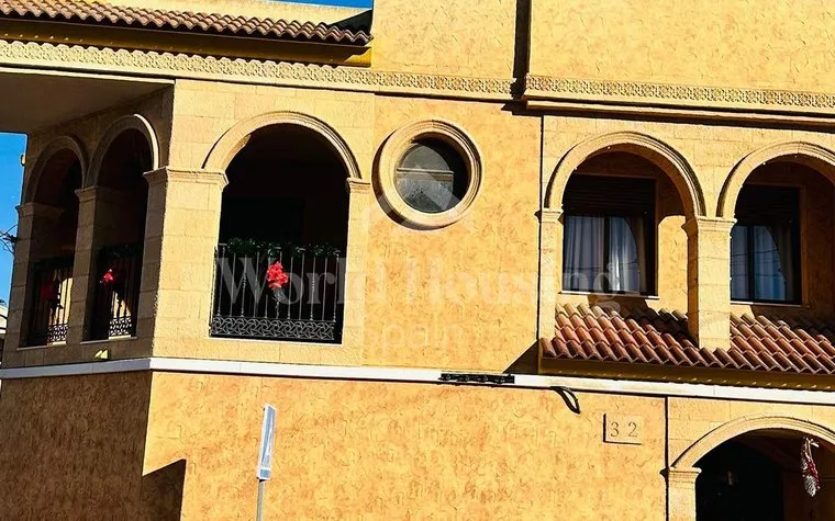 Buy an town house in Guardamar del Segura, Spain. Pueblo area, 4 bedrooms, 439 m²