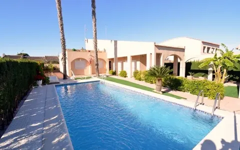 Torrevieja, Spain. Real Estate. Los Balcones area, 5 bedrooms, 275 m², 5 bedrooms, 275 m² — €495000