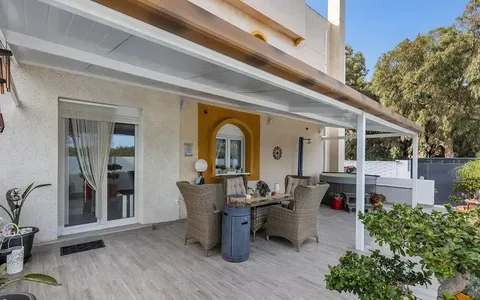 Town house in Guardamar del Segura, Spain. Urbanizaciones area, 4 bedrooms, 156 m2, 4 bedrooms, 156 m² — €285000