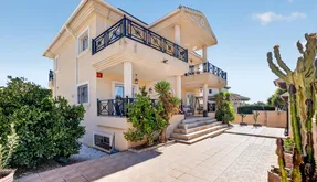 Orihuela Costa, España. Comprar un Villa. Zona de la  La Zenia, 7 dormitorios, 329 m2 - photo 6