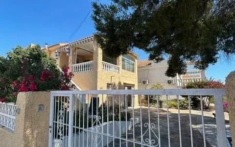 Buy an Town house in Spain, Torrevieja. Los balcones area, 3 bedrooms, 500 m2, 3 bedrooms, 500 m² — €399000