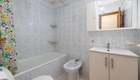 Bienes raíces en España, Torrevieja. Zona de la Acequion, 2 dormitorios, 60 m2 - photo 5